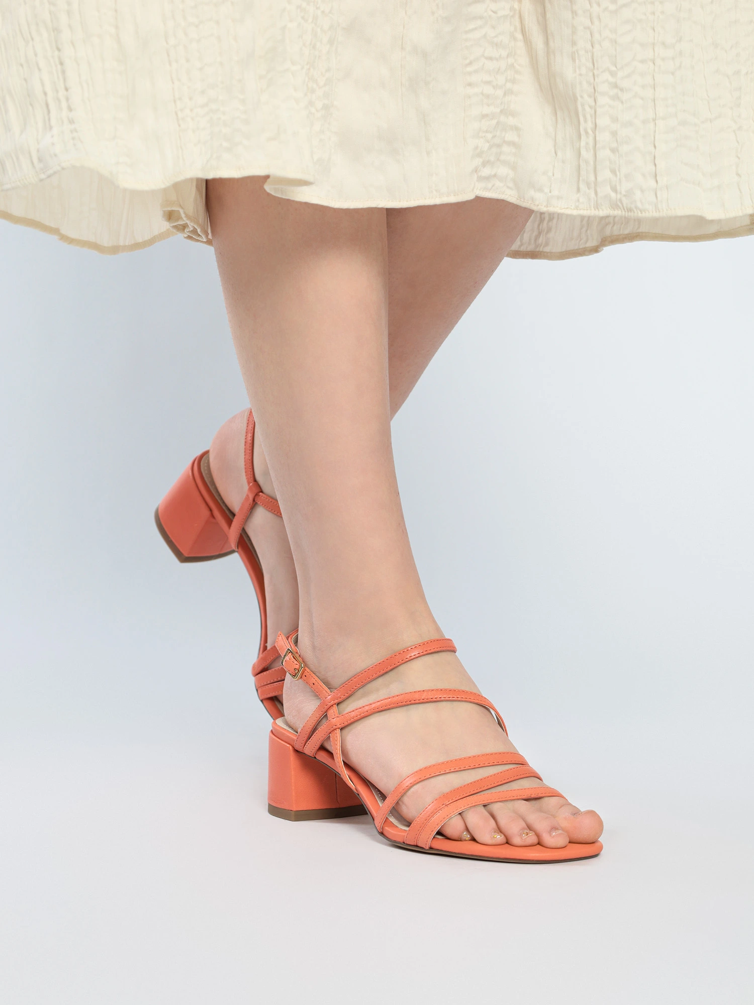 Босоножки оранжевого цвета на широком низком каблуке